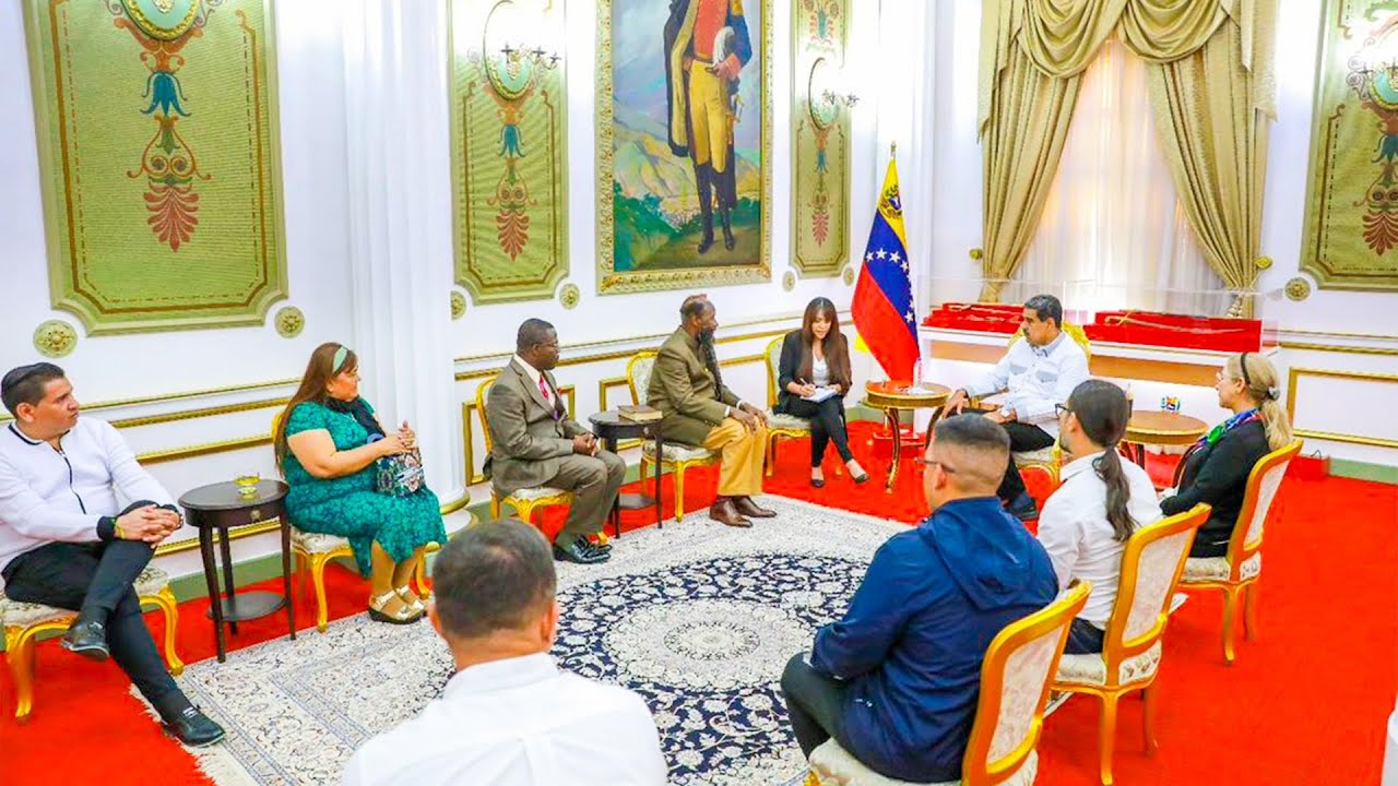 The Prophet in audience with President Nicolás Maduro, seated in a hall of the Presidential Palace.