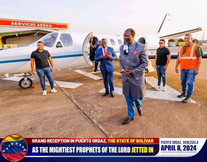 The Prophet stepping onto the apron from a private jet at Puerto Ordaz.